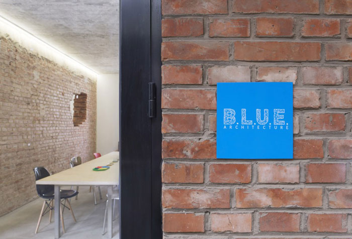 老舊紅磚辦公室進(jìn)門區(qū)域翻新改造實例效果圖