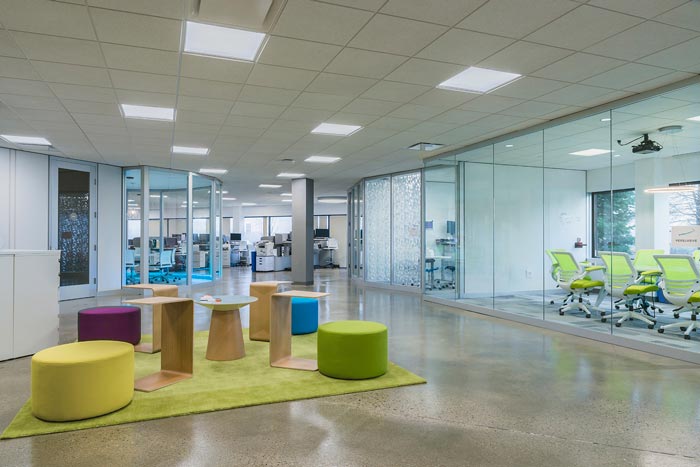 B2B公司辦公室過道休息區(qū)域裝修設(shè)計(jì)案例效果圖