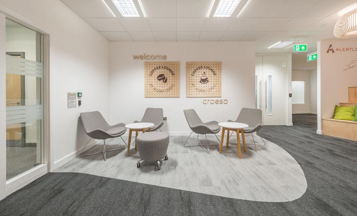 服飾公司辦公室接待區(qū)域裝修設(shè)計(jì)案例效果圖