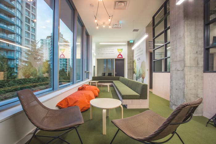 共享創(chuàng)業(yè)空間辦公室左側(cè)休息區(qū)域裝修設(shè)計案例效果圖