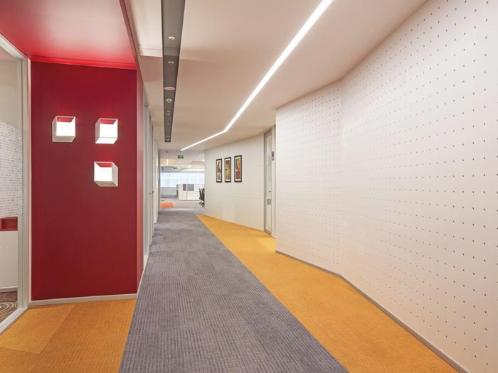 大數(shù)據(jù)服務(wù)商辦公室過道裝修設(shè)計案例效果圖