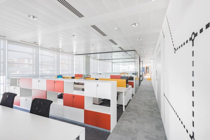 貸款服務(wù)機(jī)構(gòu)辦公室過道裝修設(shè)計案例效果圖