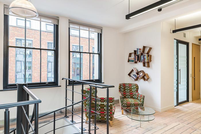 900平方投資辦公室二樓樓梯口裝修設計實景圖