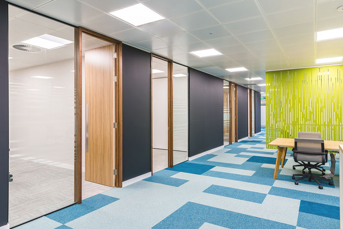 科技公司現(xiàn)代簡約辦公室動線裝修設(shè)計案例效果圖