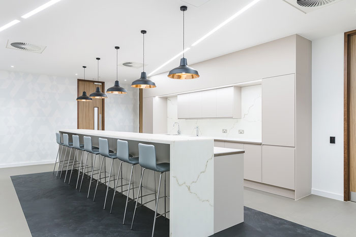 科技公司現(xiàn)代簡約辦公室茶水間裝修設(shè)計案例效果圖