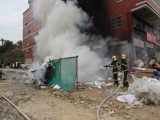 小孩玩火引發(fā)火災(zāi)現(xiàn)場圖