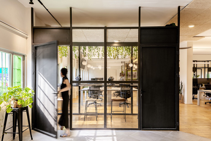 網(wǎng)絡辦公室進門區(qū)裝修設計效果圖