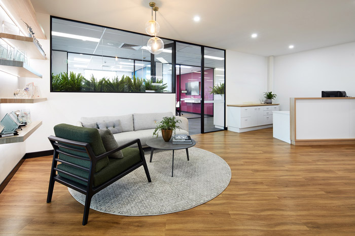 旅行社辦公室前臺(tái)裝修設(shè)計(jì)效果圖