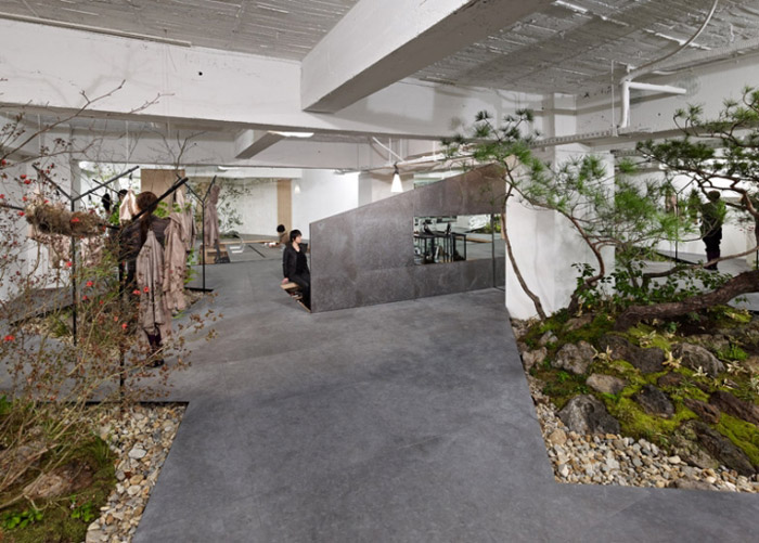 皮具公司過道展廳裝修設(shè)計(jì)效果圖