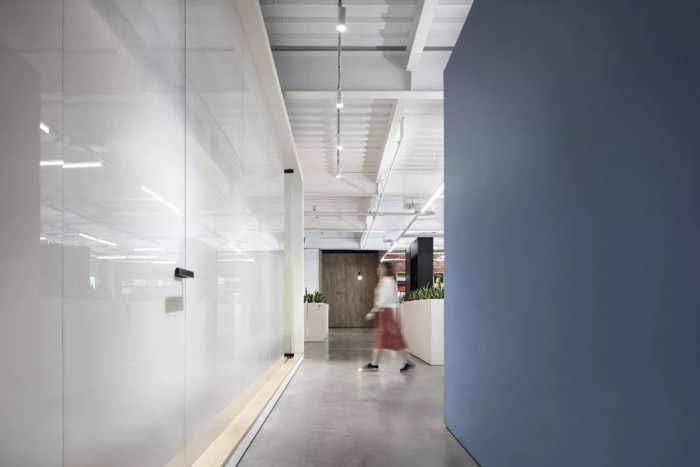 1300平方辦公室走廊裝修設(shè)計效果圖